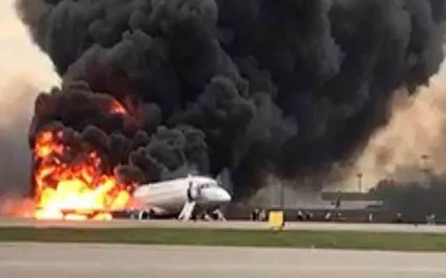 En vidéo: Plusieurs morts dans l’incendie d’un avion à l'aéroport de Moscou