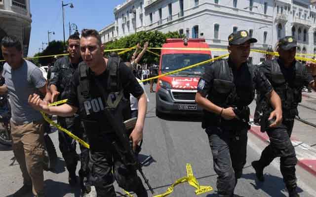 Un policier tué et huit blessés dans deux attentats suicides en Tunisie