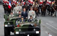 Emmanuel Macron célèbre la fête nationale française sous les sifflets des Gilets jaunes