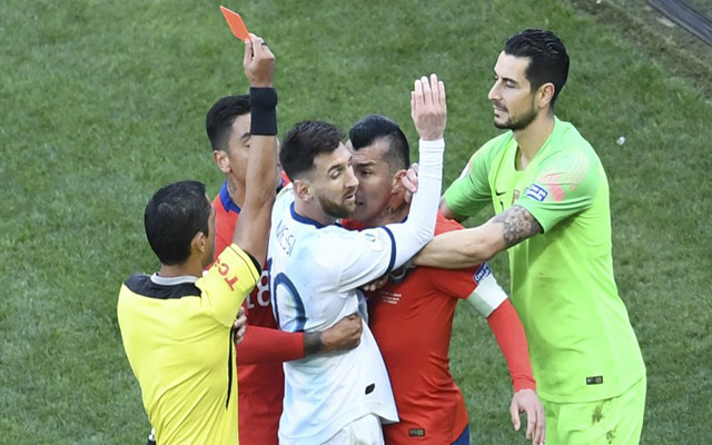 Le carton rouge pour Messi lors du match entre l’argentine et le chili