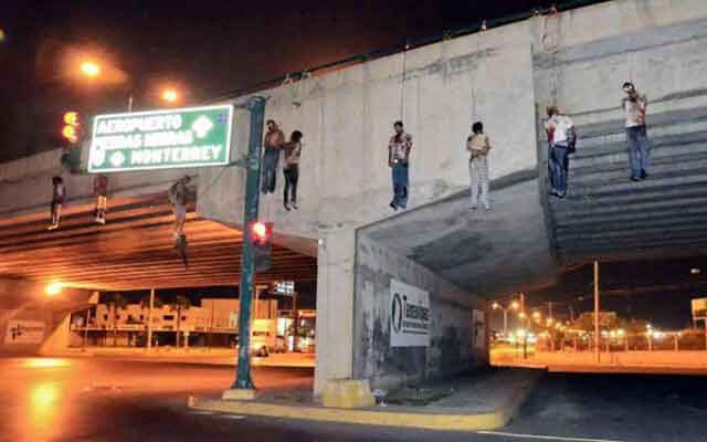 Mexique: neuf corps pendus à un pont et dix autres sur une avenue voisine