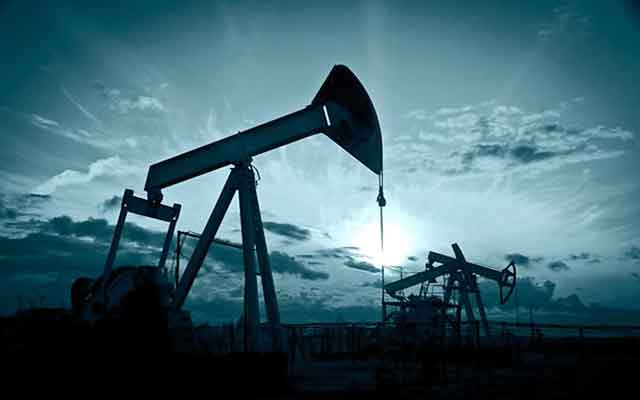 Les prix du pétrole grimpent en flèche suite à la réduction de la production