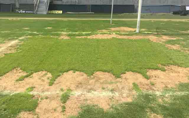 L'état déplorable du terrain d'un stade qui a accueilli la Coupe du monde au Brésil