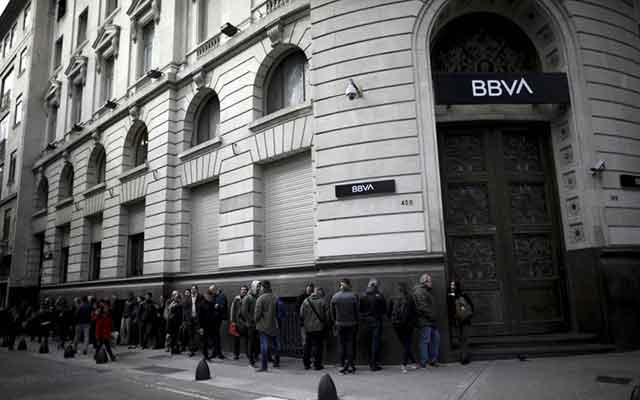 La peur fait de nouveau la queue devant les banques argentines