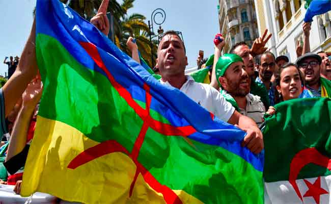 Drapeau amazigh : Deux manifestants libérés à Mostaganem et Batna