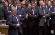 Royaume-Uni : Le Parlement rejette les élections et Johnson s'accroche au Brexit