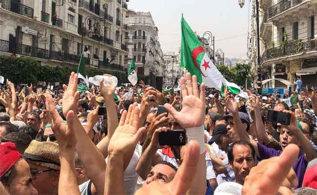 Les algériens manifestent contre le projet de loi sur les hydrocarbures à Alger