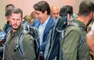 Il portait un gilet pare-balles…Trudeau continue sa campagne après avoir été menacé