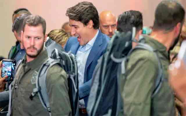 Il portait un gilet pare-balles…Trudeau continue sa campagne après avoir été menacé