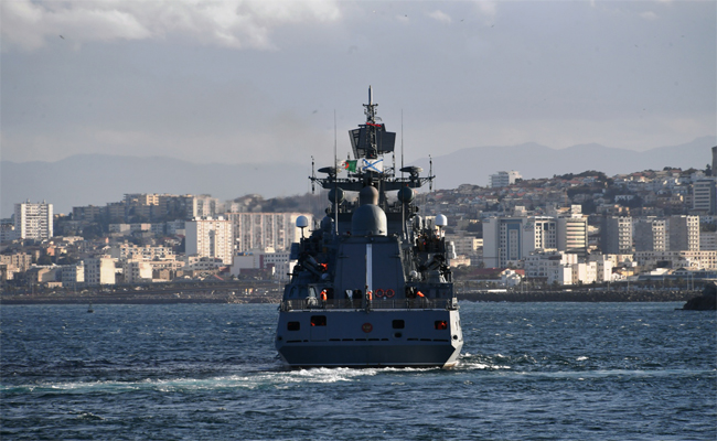 Trois navires de guerre de la Marine russe quittent le port d'Alger