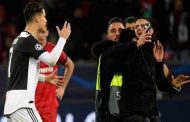 Cristiano Ronaldo harcelé par un fan à la fin du match entre Juventus et Leverkusen-