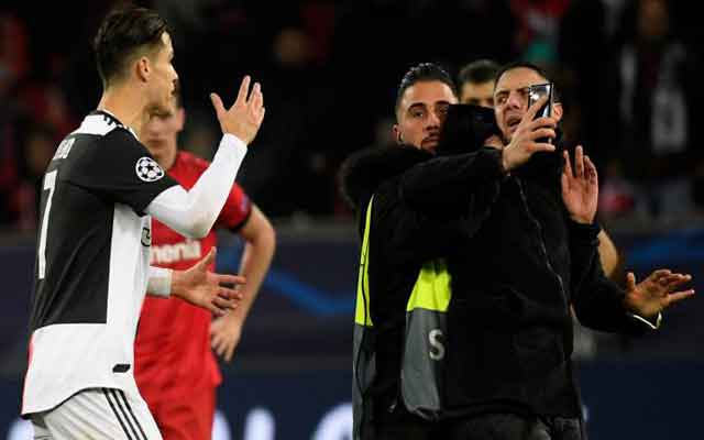 Cristiano Ronaldo harcelé par un fan à la fin du match entre Juventus et Leverkusen-