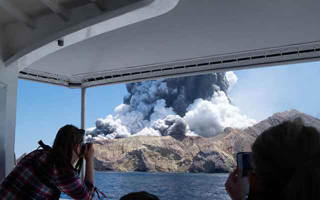 L'éruption du volcan « Whakaari« fait au moins  cinq morts et plusieurs disparus