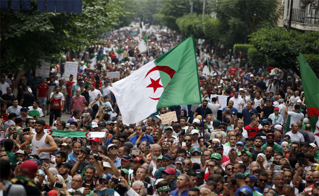 42 vendredi de contestation : manifestation massive avant la présidentielle et appel à une grève générale