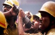 Lors d'un incendie en Inde, deux pompiers parviennent à sauver plus de 20 personnes
