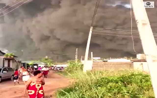Un pasteur nigérian confond l'essence avec de l'eau bénite et provoque une grande explosion dans une église