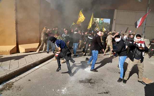 Irak : Des manifestants ont mis le feu à l'ambassade américaine à Bagdad