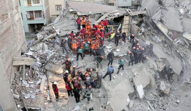 La Turquie cherche encore des survivants dans les débris causés par le tremblement de terre