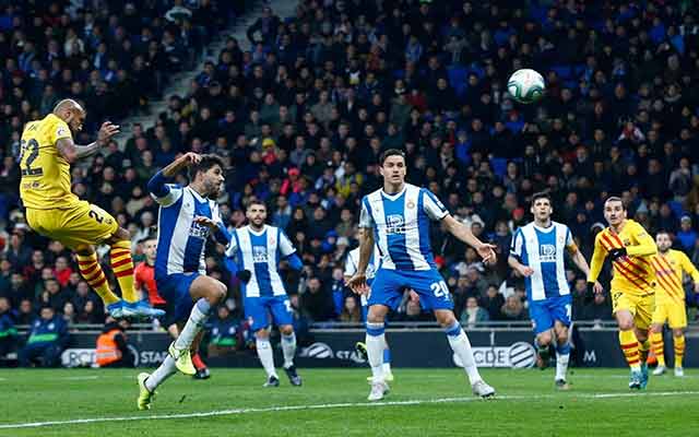 Vidal marque son 100e but lors d'un match nul 2-2 entre Barcelone et l'Espanyol