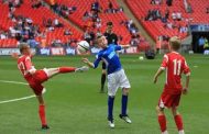 Pourquoi la Fédération de football d'Angleterre a-t-elle interdit de frapper le ballon à la tête pour les enfants de moins de 12 ans ?