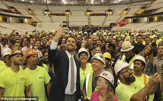 Un Don Kevin Love pour les employés du Rocket Mortgage Fieldhouse