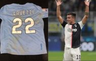 Dybala achète la chemise Lavezzi aux enchères pour aider les familles napolitaines en difficulté
