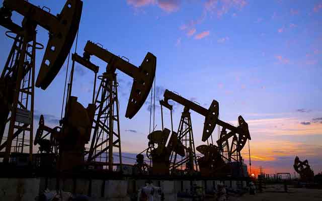 Des hausses des prix du pétrole en attente d'une trêve entre l'Arabie saoudite et la Russie