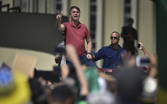 Brésil : Bolsonaro est-il accusé de propagation délibérée de la maladie COVID- 19 ?