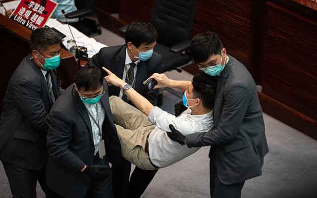 Le Parlement de Hong Kong s’est transformé en un ring de boxe entre les députés