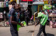 Madagascar oblige ceux qui sortent sans masque à balayer les rues