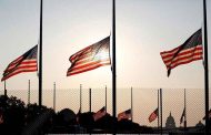 États-Unis : les drapeaux sont mis en berne en deuil pour les victimes de Corona