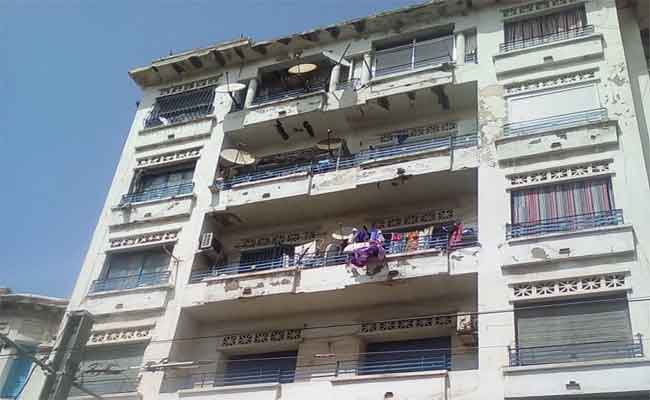 Effondrement partiel d’un vieux immeuble à Hussein Dey, deux personnes sauvées des décombres