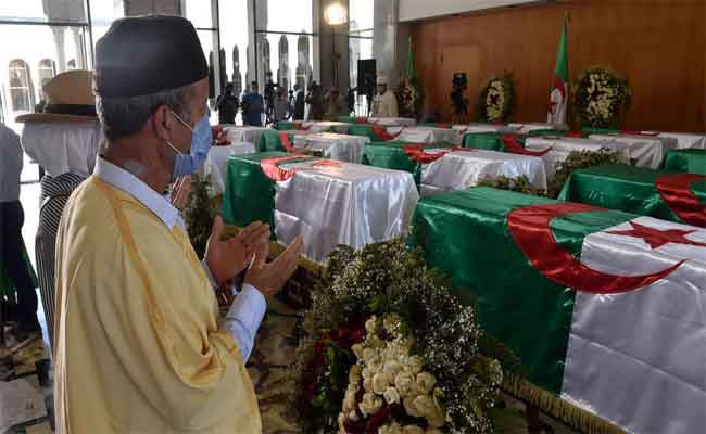 Inhumation des 24 chefs de la Résistance au carré des Martyrs du cimetière d'El Alia à Alger