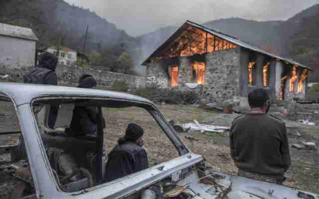 Les Arméniens incendient leurs propres maisons avant de céder leur territoire à l'Azerbaïdjan