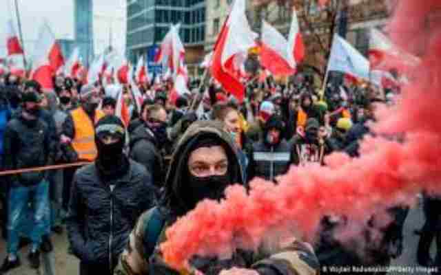 Pologne : Plusieurs policiers blessés dans un défilé à Varsovie le jour de l’indépendance