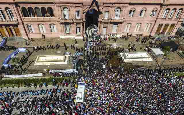 Chaos à la Casa Rosada, le cercueil de Maradona déplacé et sa famille évacuée