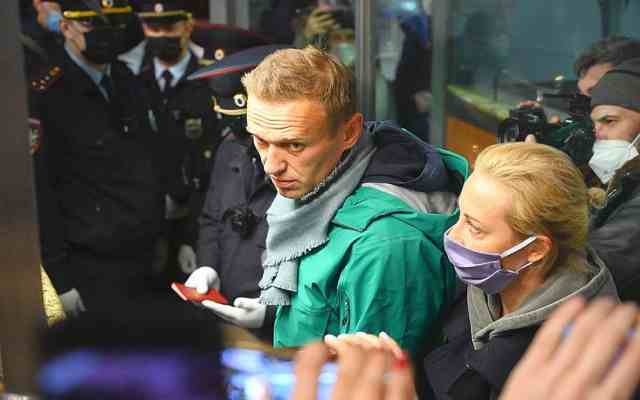 Le critique du Kremlin Navalny arrêté après son atterrissage à Moscou