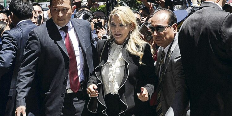 La Bolivie arrête l'ancienne présidente Jeanine Anez pour 