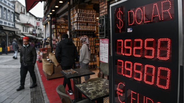 Turquie: la lire en baisse après le limogeage du gouverneur de la banque centrale