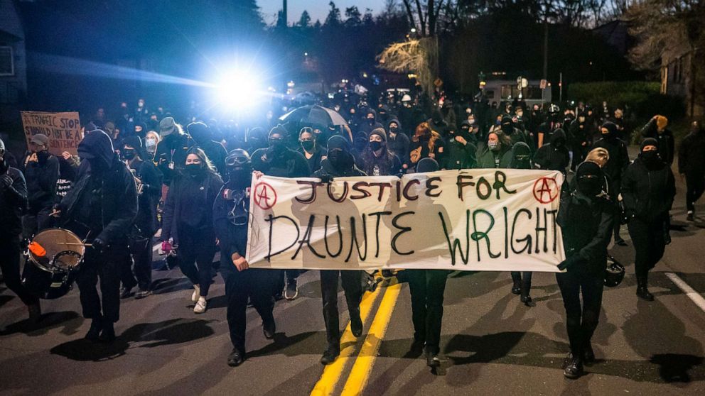 Minneapolis éclate dans la deuxième nuit de manifestations après la mort du jeune Wright