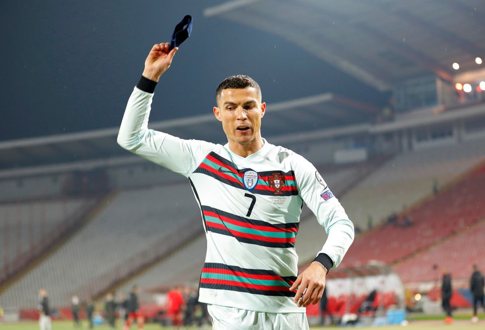 Le brassard de Ronaldo vendu aux enchères pour aider un bébé serbe ...