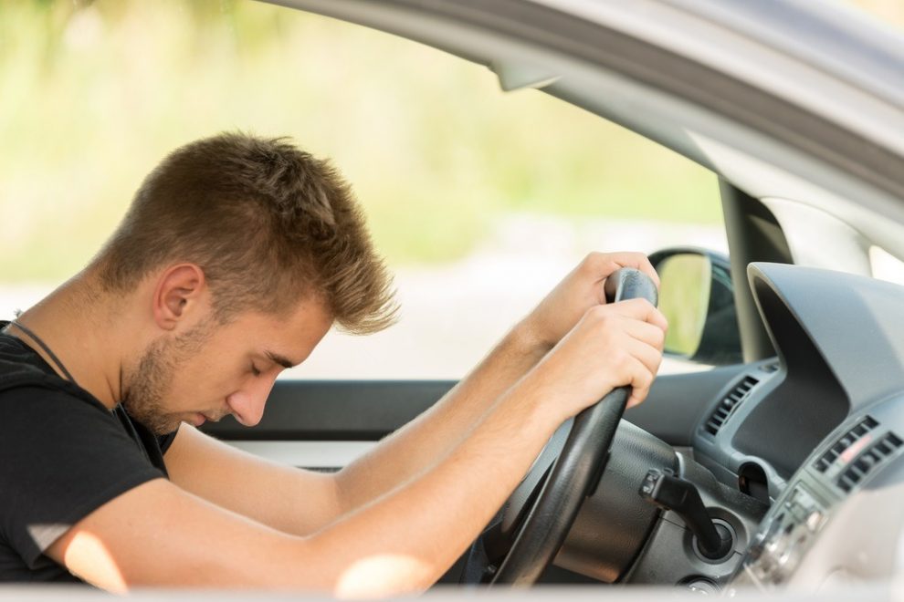 Pourquoi est-il dangereux de conduire lorsque vous êtes fatigué ou en manque de sommeil?