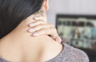 Le cou raide, lorsque la charge sur les épaules devient trop grande