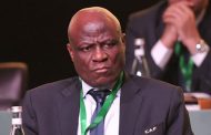 l'ancien membre du Conseil de la Fifa de la RD Congo Omari :  a été suspendu un an