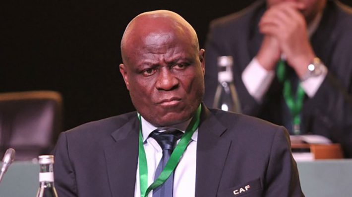 l'ancien membre du Conseil de la Fifa de la RD Congo Omari :  a été suspendu un an