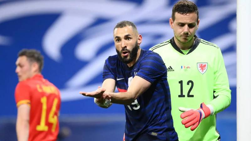 Benzema rate un penalty alors que la France bat le Pays de Galles 3-0