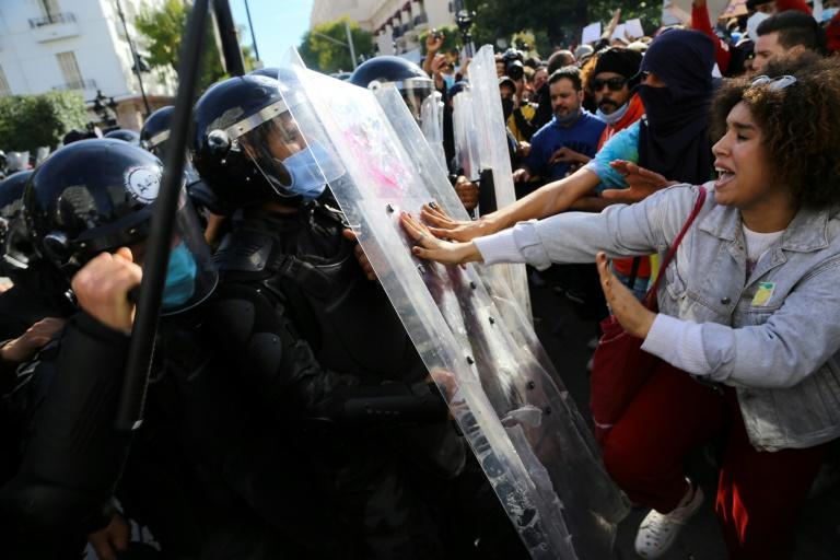 Tunisie : Des affrontements entre policiers et manifestants, des policiers accusés d'« abus »