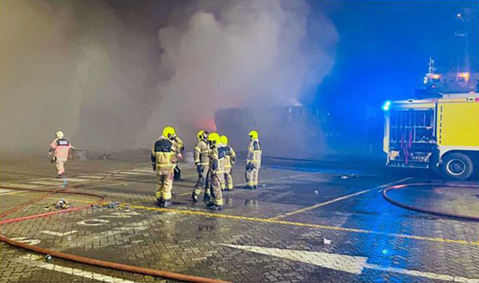 Un incendie se déclare sur un navire dans le port de Dubaï après une explosion qui secoue la ville