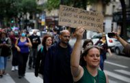 Des manifestants français affrontent la police contre les nouvelles règles sanitaires strictes