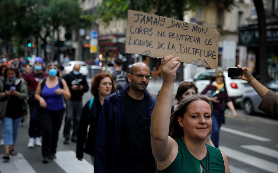 Des manifestants français affrontent la police contre les nouvelles règles sanitaires strictes